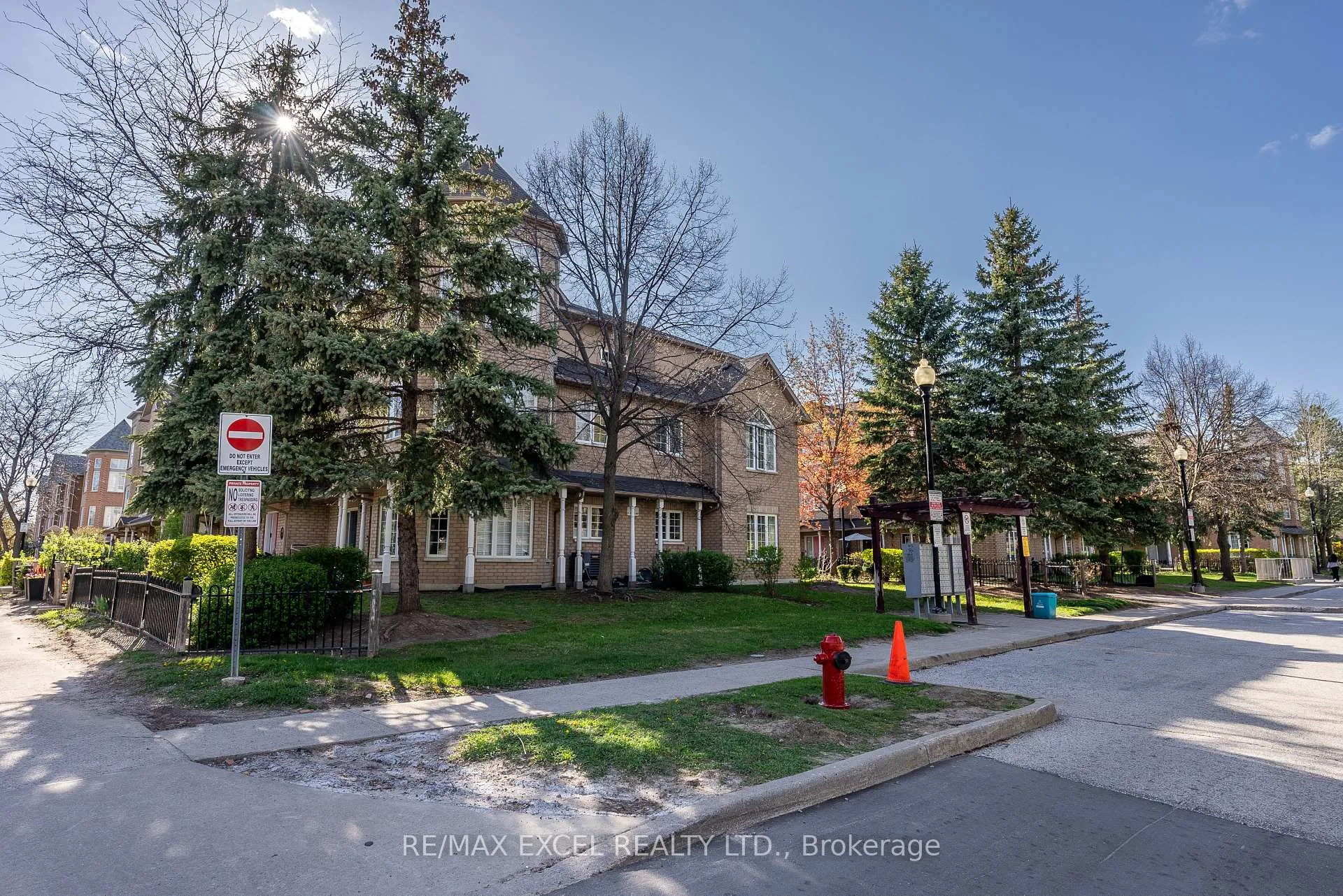 Photo 2 of Unit 16, 23 St Moritz Way, Markham, Unionville — HOMEH