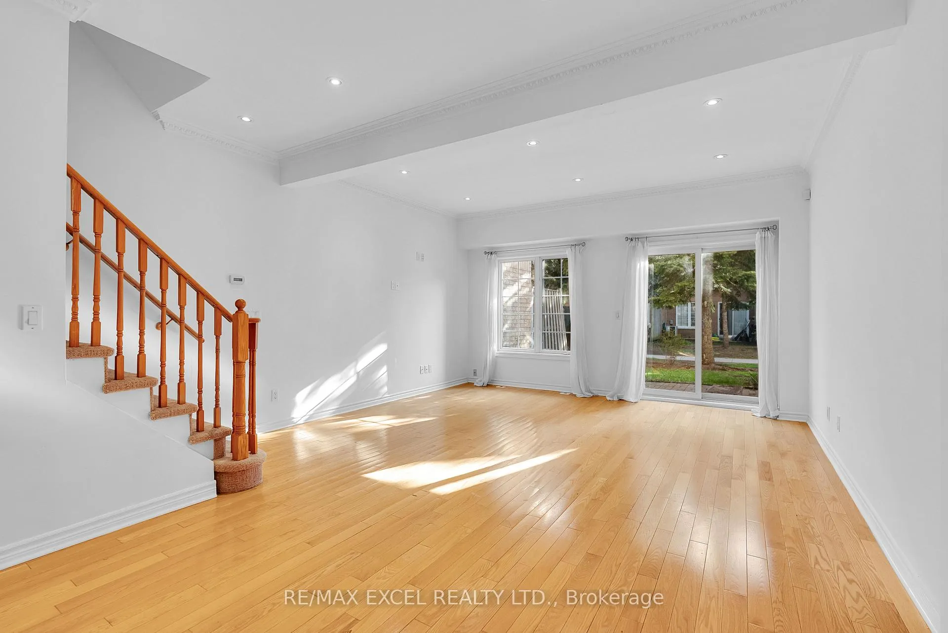 Photo 4 of Unit 16, 23 St Moritz Way, Markham, Unionville — HOMEH
