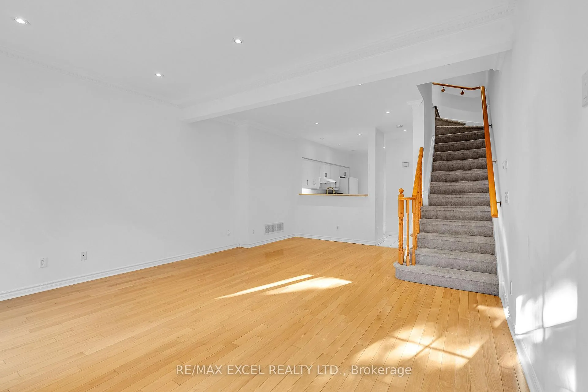 Photo 5 of Unit 16, 23 St Moritz Way, Markham, Unionville — HOMEH