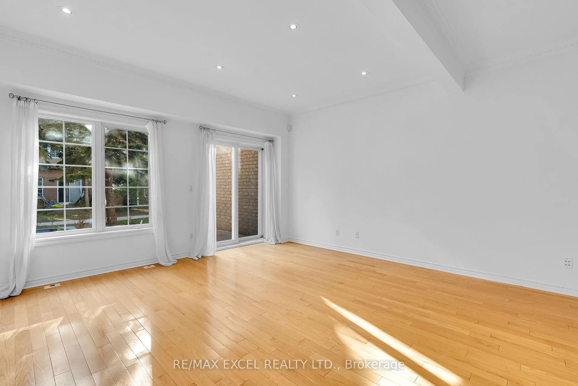 Photo 7 of Unit 16, 23 St Moritz Way, Markham, Unionville — HOMEH