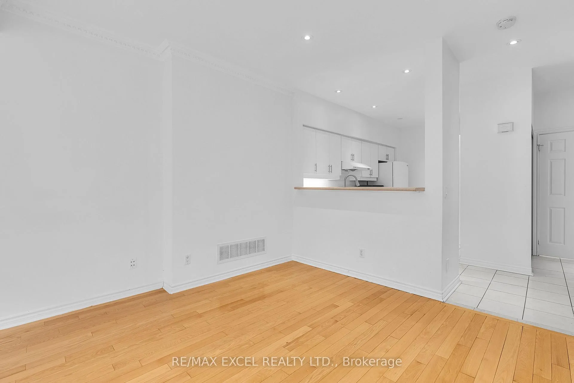 Photo 8 of Unit 16, 23 St Moritz Way, Markham, Unionville — HOMEH