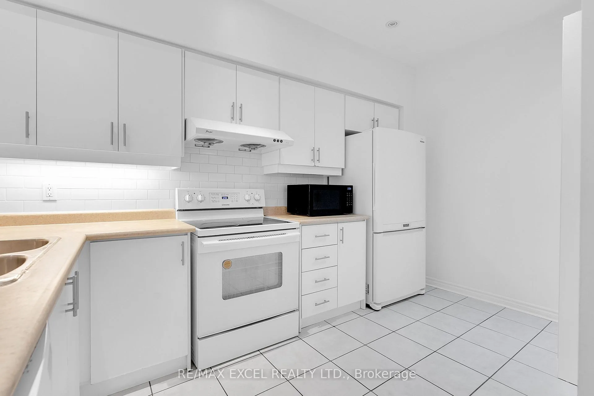 Photo 10 of Unit 16, 23 St Moritz Way, Markham, Unionville — HOMEH