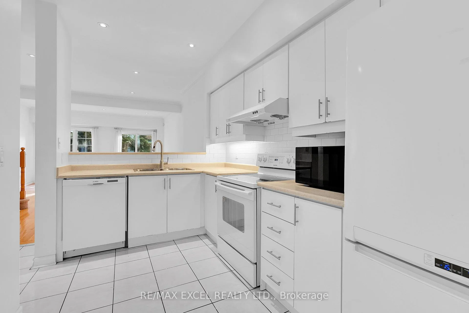 Photo 11 of Unit 16, 23 St Moritz Way, Markham, Unionville — HOMEH