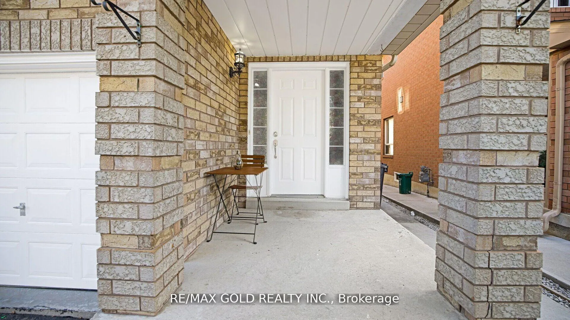 Photo 2 of 8 Corvette Court, Brampton, Fletcher's Meadow — HOMEH