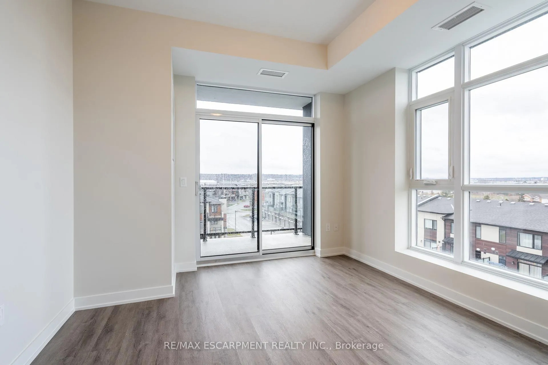 Photo 2 of Unit 508, 600 North Service Road, Hamilton, Stoney Creek — HOMEH