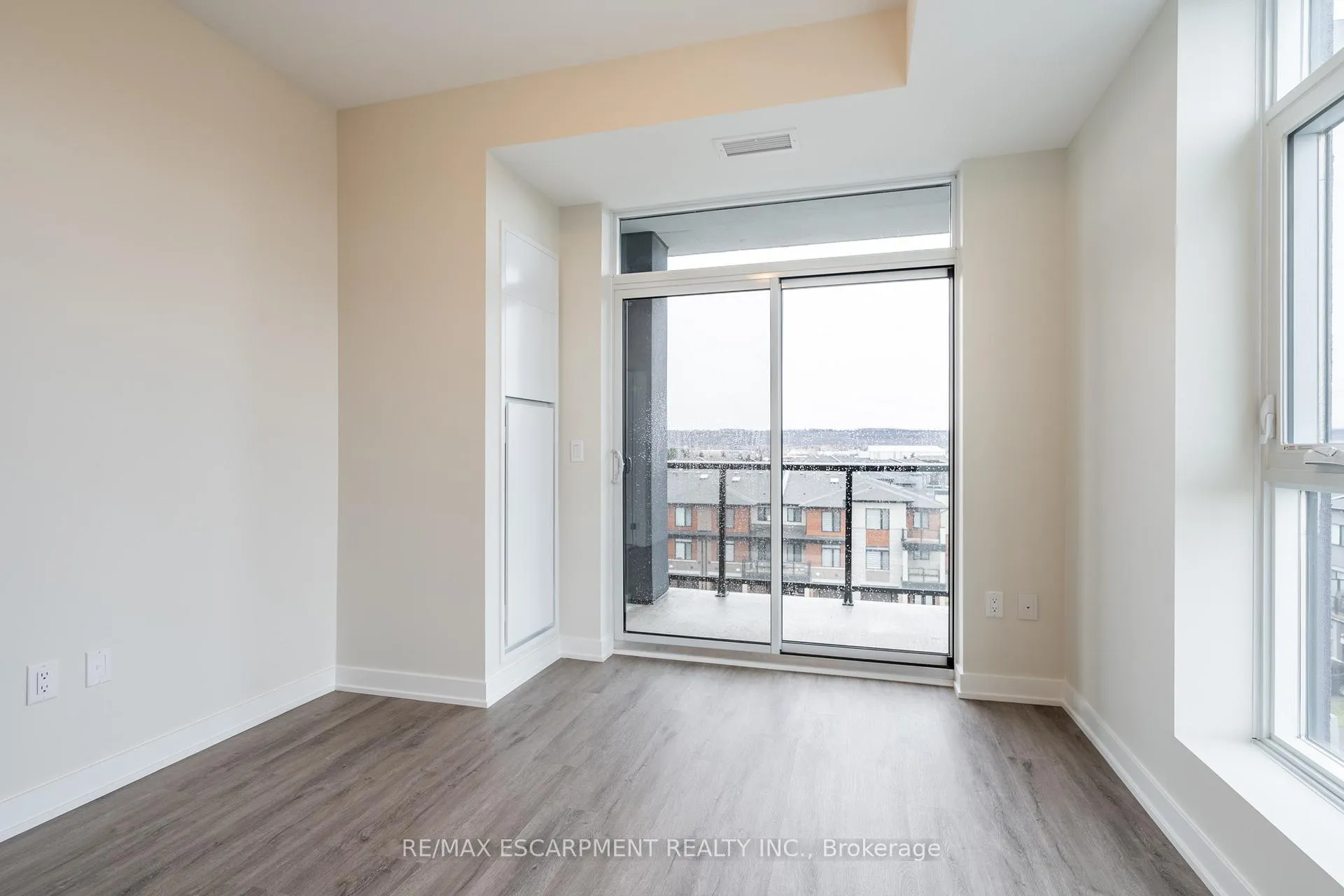 Photo 3 of Unit 508, 600 North Service Road, Hamilton, Stoney Creek — HOMEH