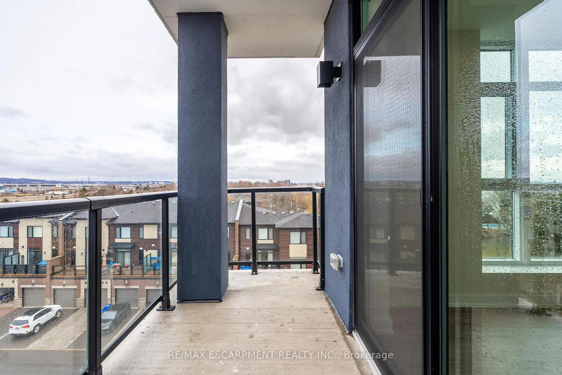 Photo 7 of Unit 508, 600 North Service Road, Hamilton, Stoney Creek — HOMEH