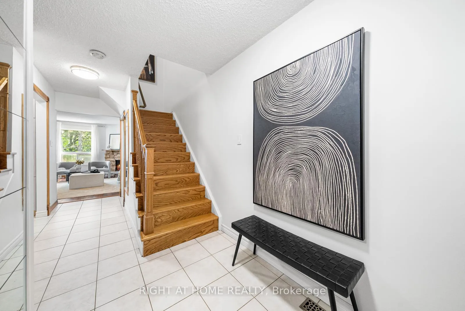 Photo 3 of 8 Kindale Way, Markham, Thornhill — HOMEH