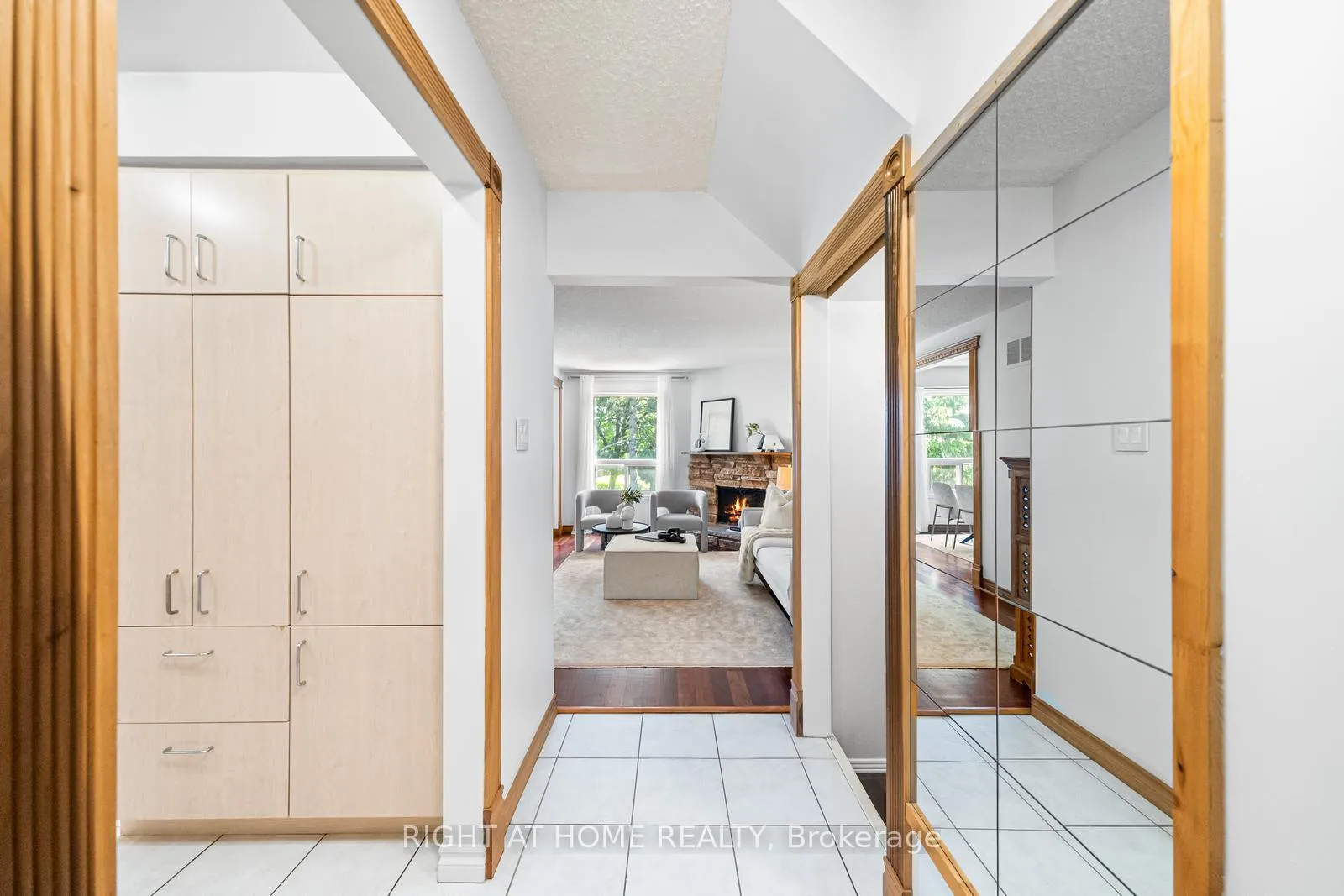 Photo 4 of 8 Kindale Way, Markham, Thornhill — HOMEH