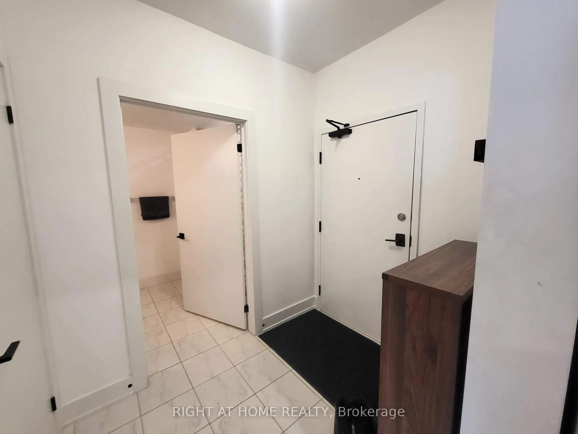 Photo 3 of Unit 207, 5 Chef Lane, Barrie, Rural Barrie Southeast — HOMEH
