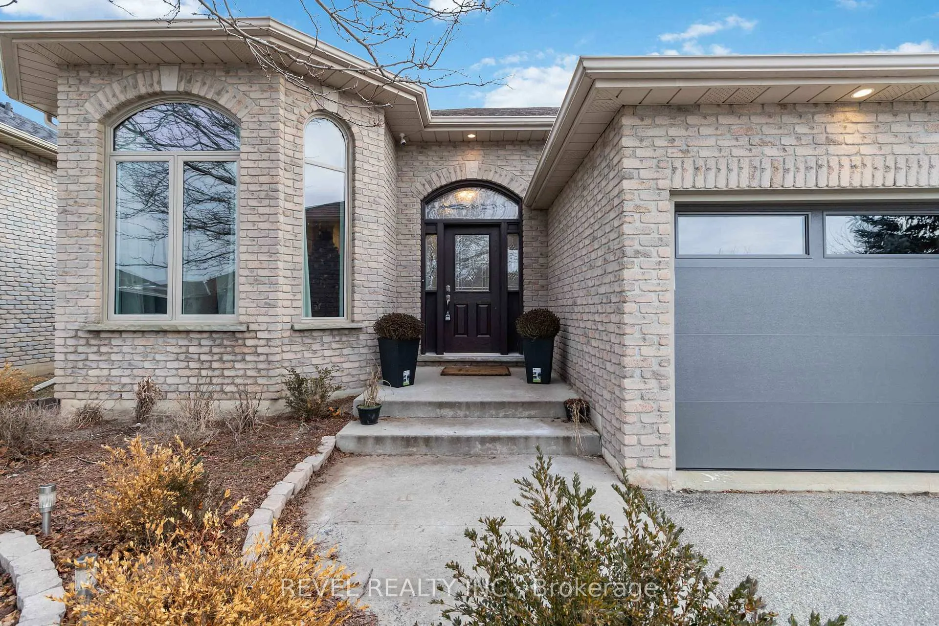 Photo 3 of 89 Court Drive, Brant, Paris — HOMEH