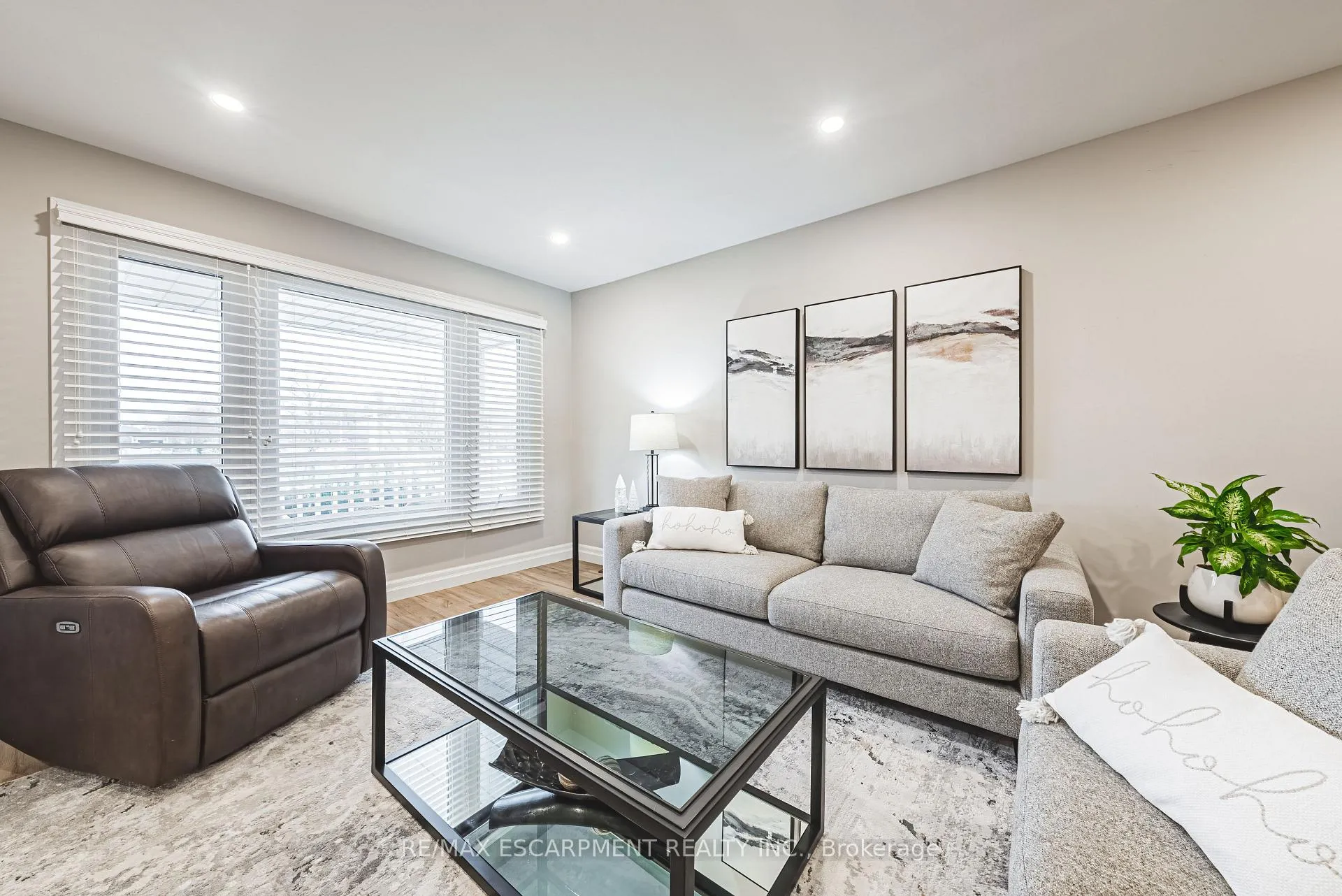 Photo 5 of 14 Gatestone Drive, Hamilton, Stoney Creek Mountain — HOMEH