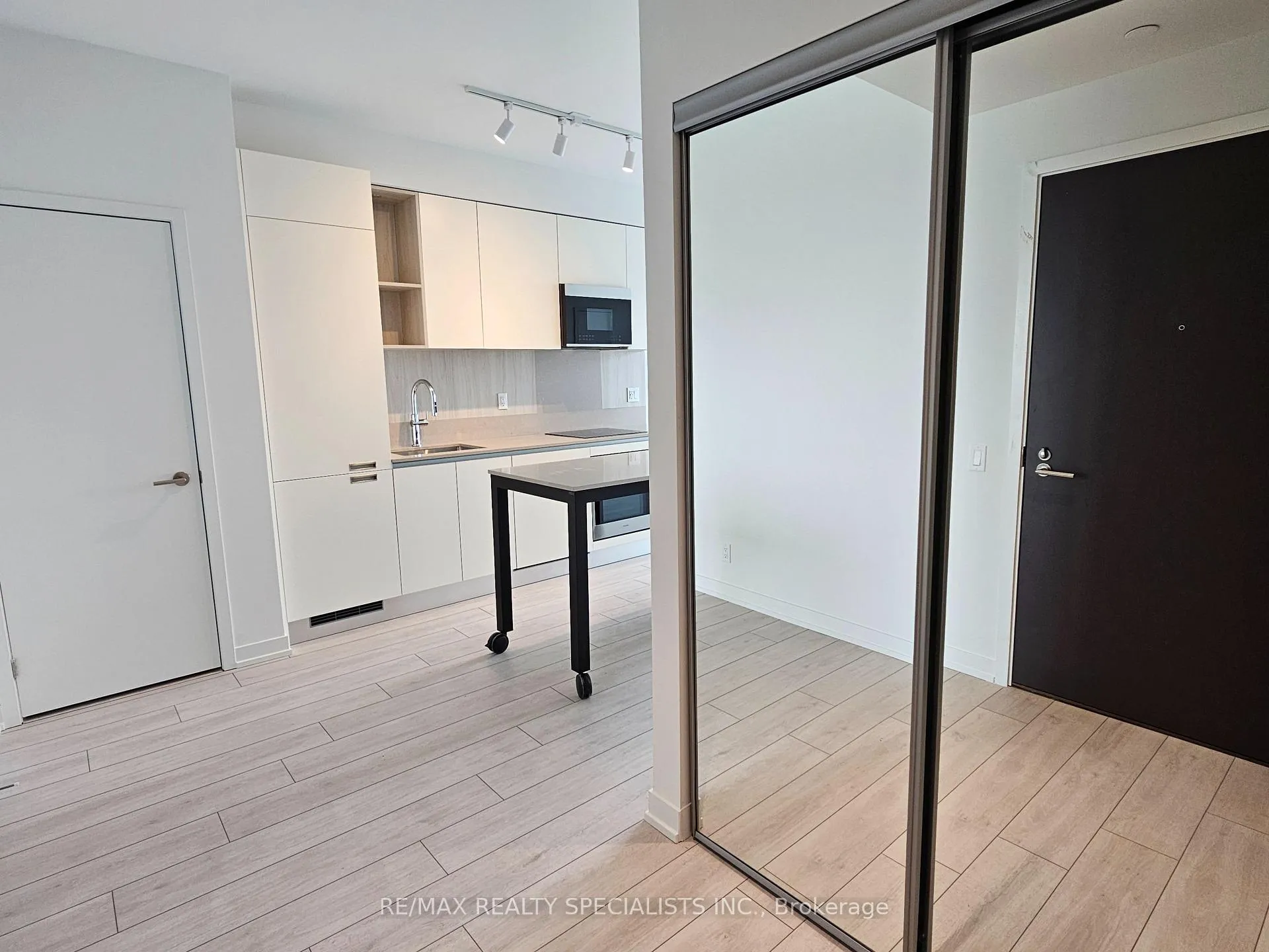 Photo 5 of Unit 2103, 39 Mary Street, Barrie, City Centre — HOMEH