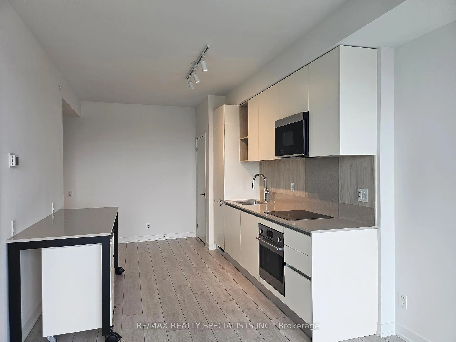 Photo 8 of Unit 2103, 39 Mary Street, Barrie, City Centre — HOMEH