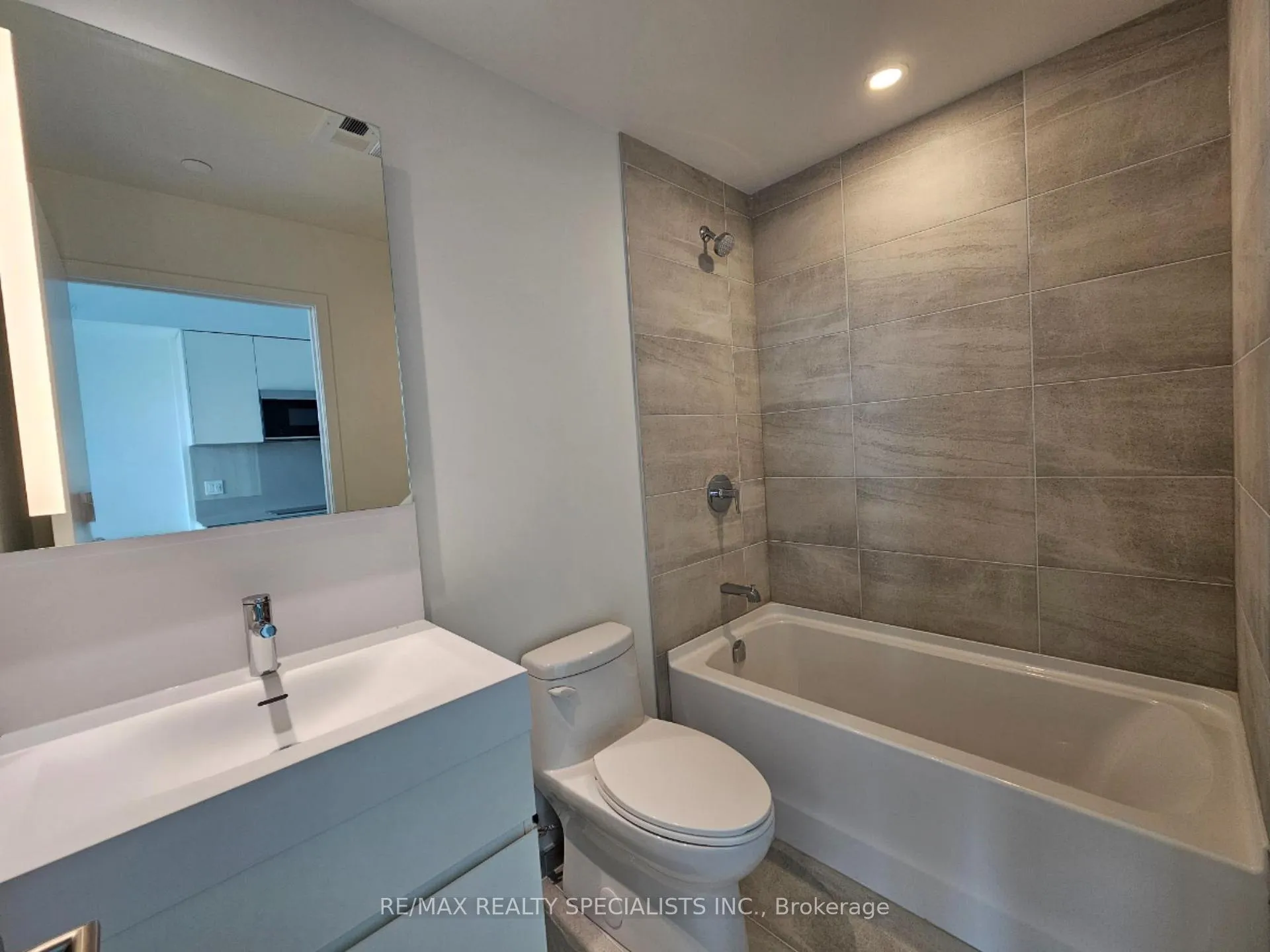 Photo 11 of Unit 2103, 39 Mary Street, Barrie, City Centre — HOMEH