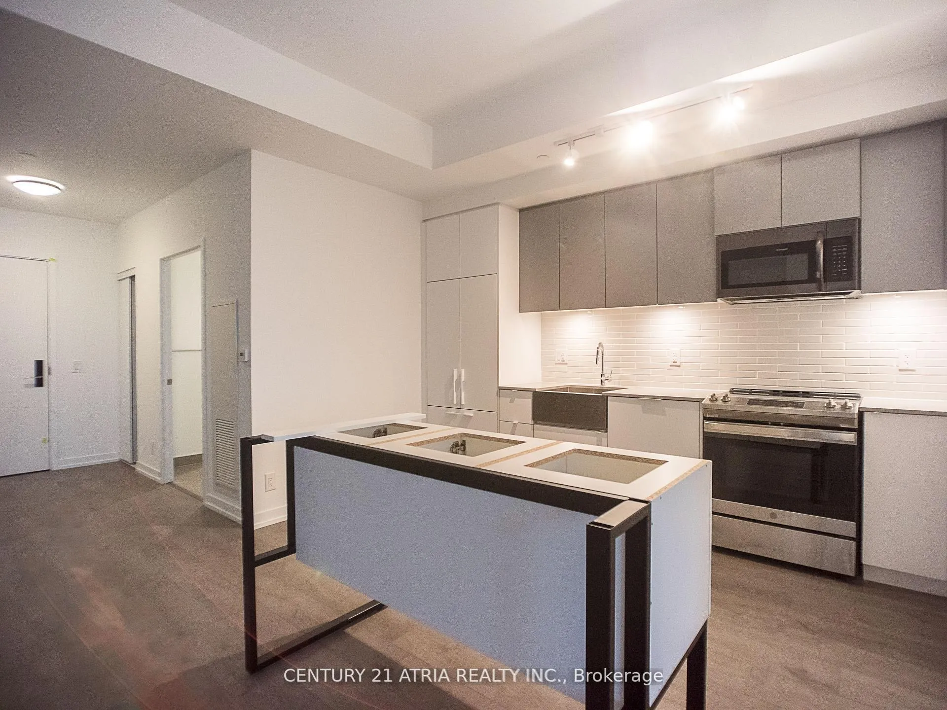 Front of Unit Lph 15, 270 Dufferin Street