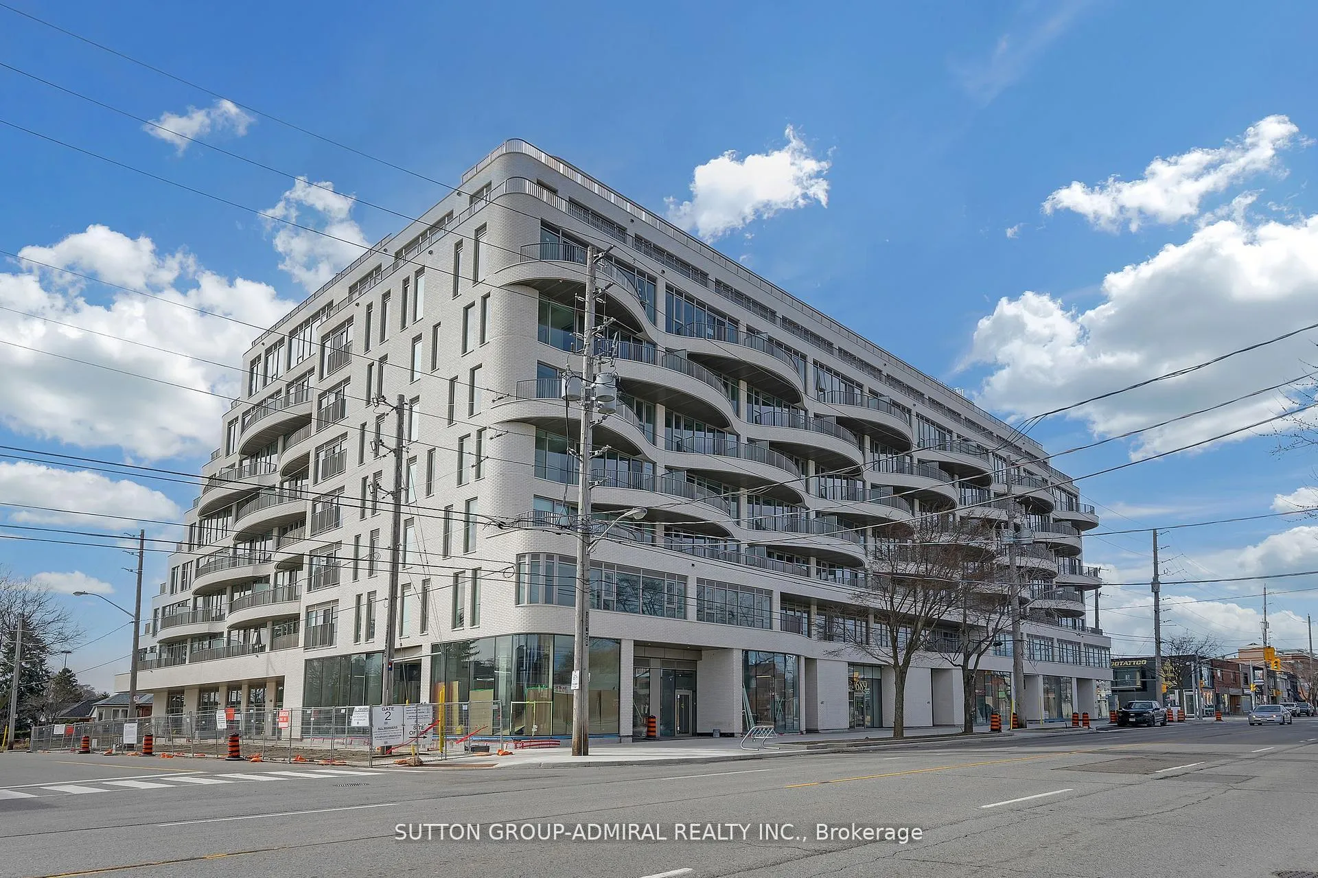 Front of Unit 510, 689 The Queensway