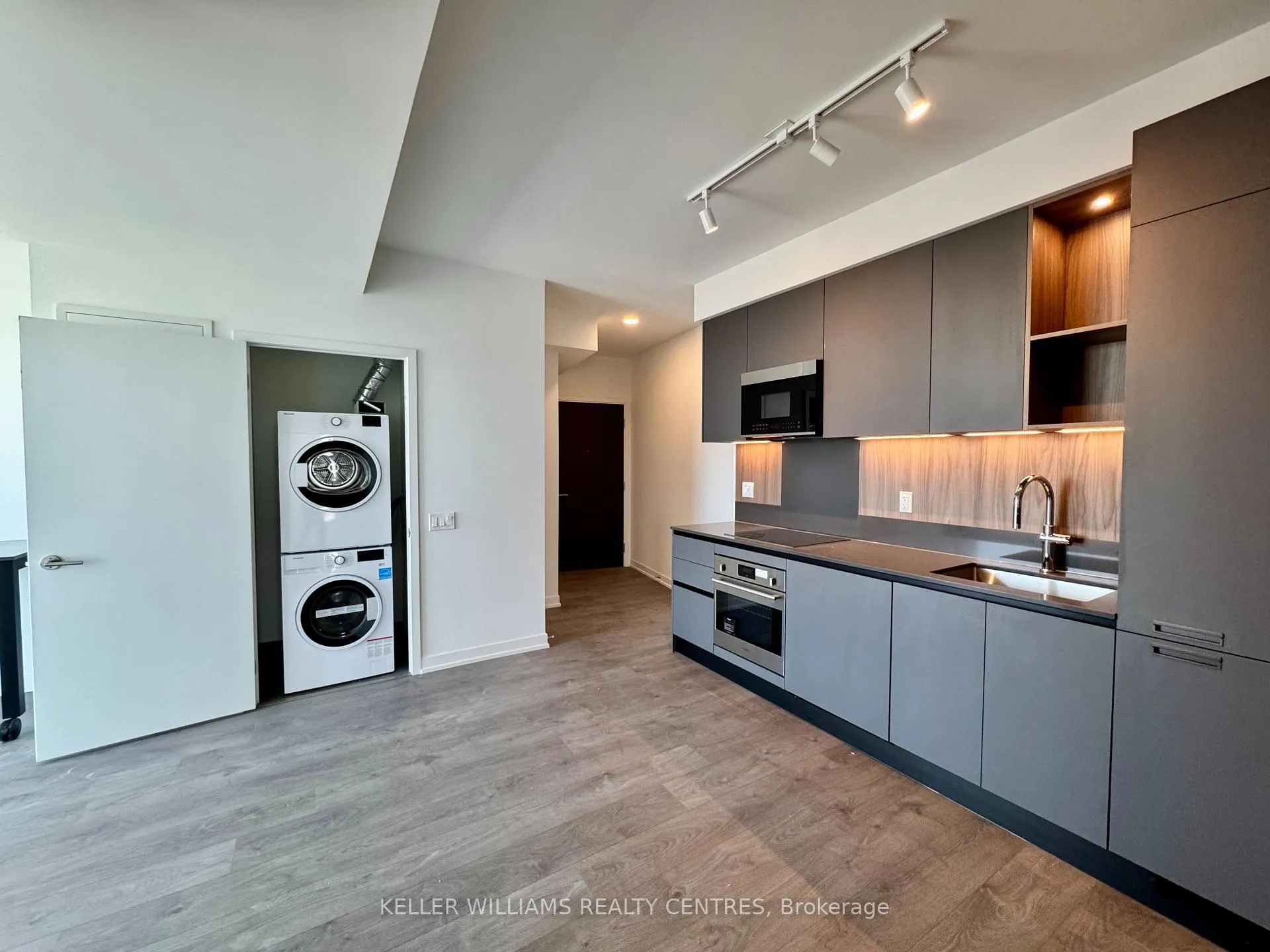 Photo 3 of Unit 2804, 39 Mary Street, Barrie, City Centre — HOMEH