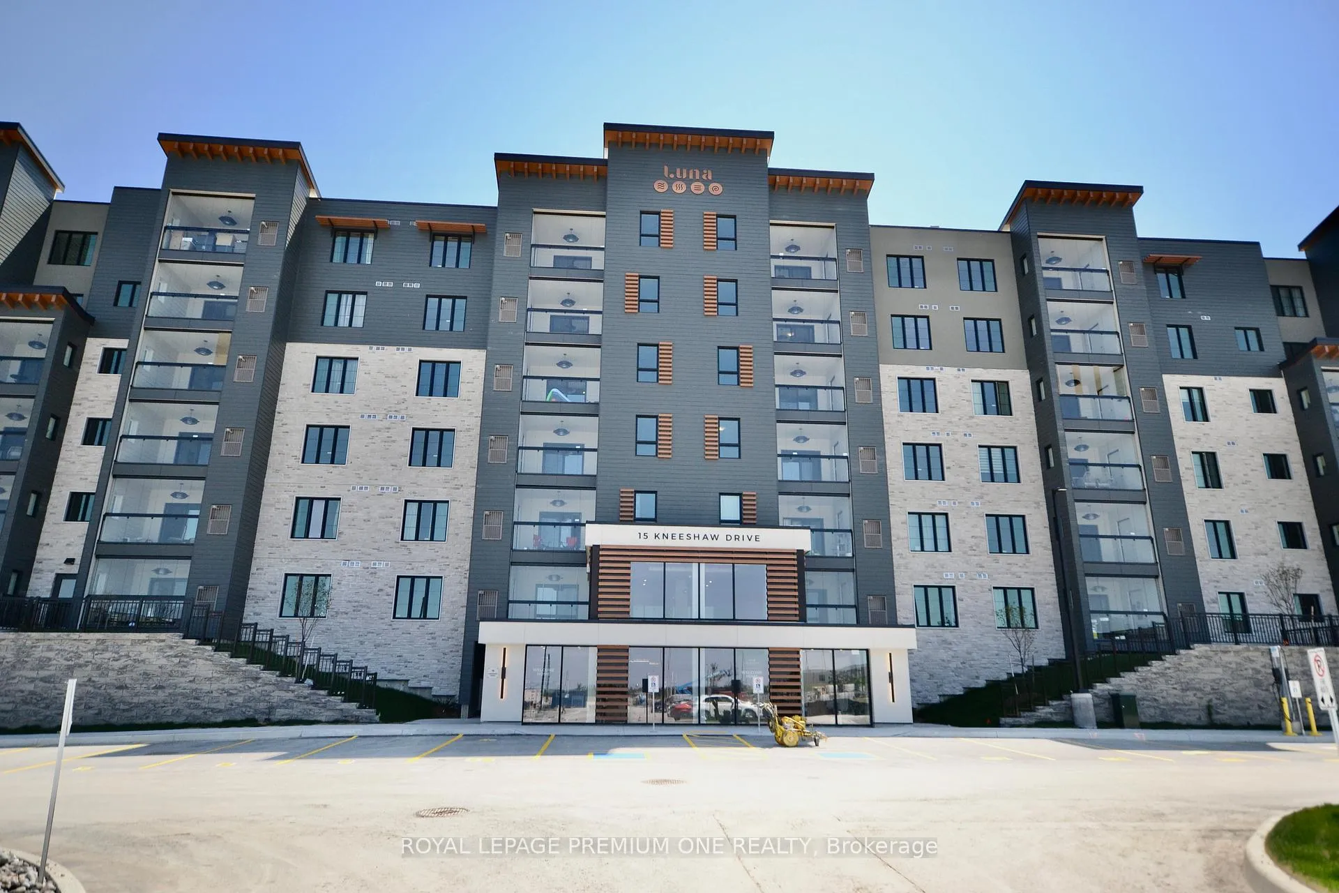 Photo 2 of Unit 114, 15 Kneeshaw Drive, Barrie, Rural Barrie Southeast — HOMEH