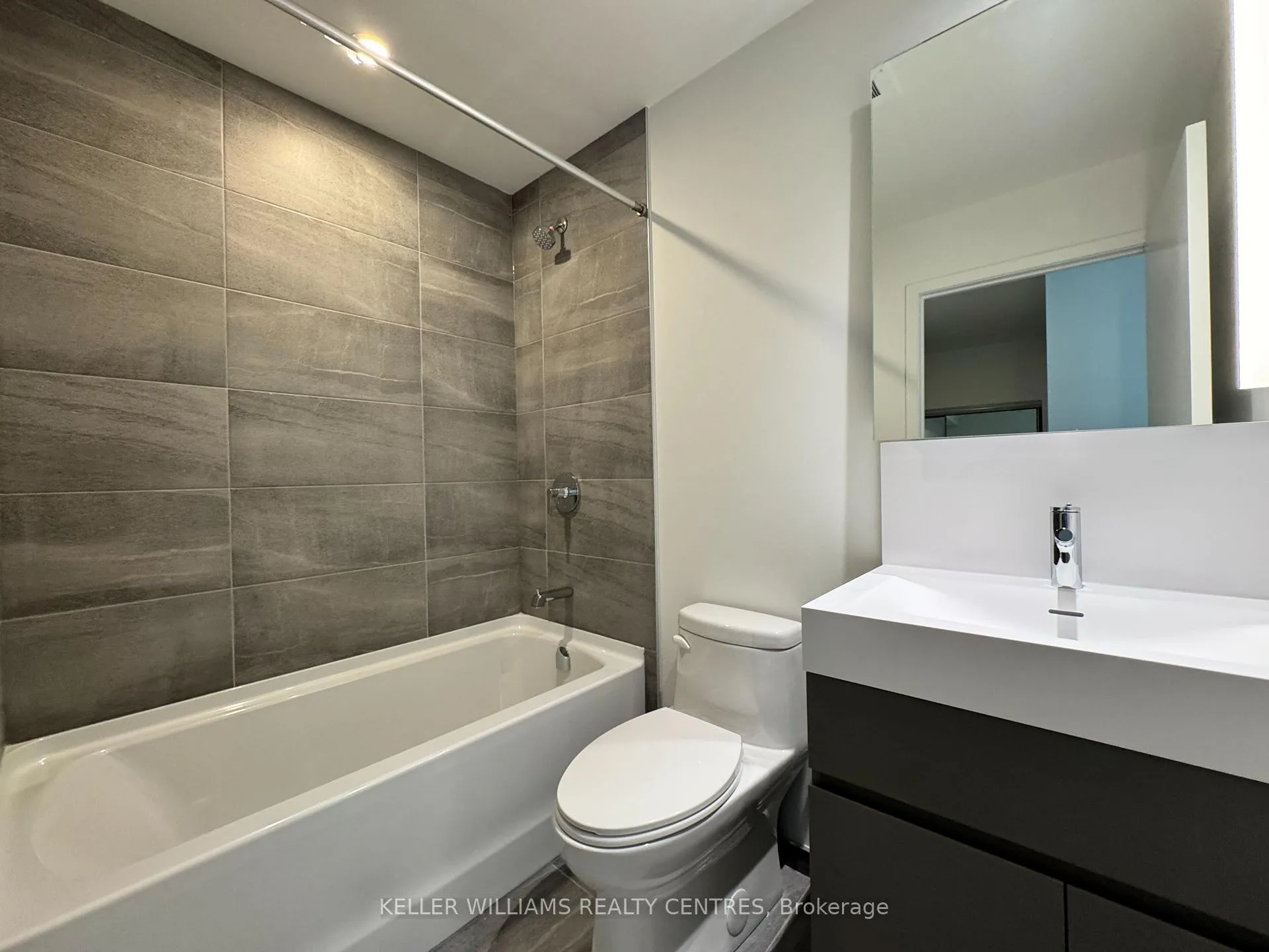 Photo 5 of Unit 1508, 39 Mary Street, Barrie, City Centre — HOMEH