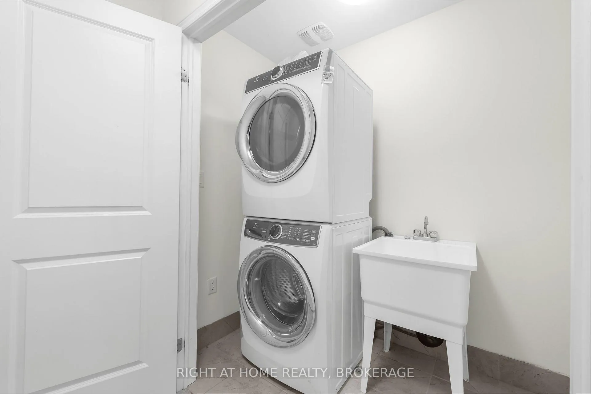 Photo 22 of Unit 3, 377 Glancaster Road W, Hamilton, Ancaster — HOMEH