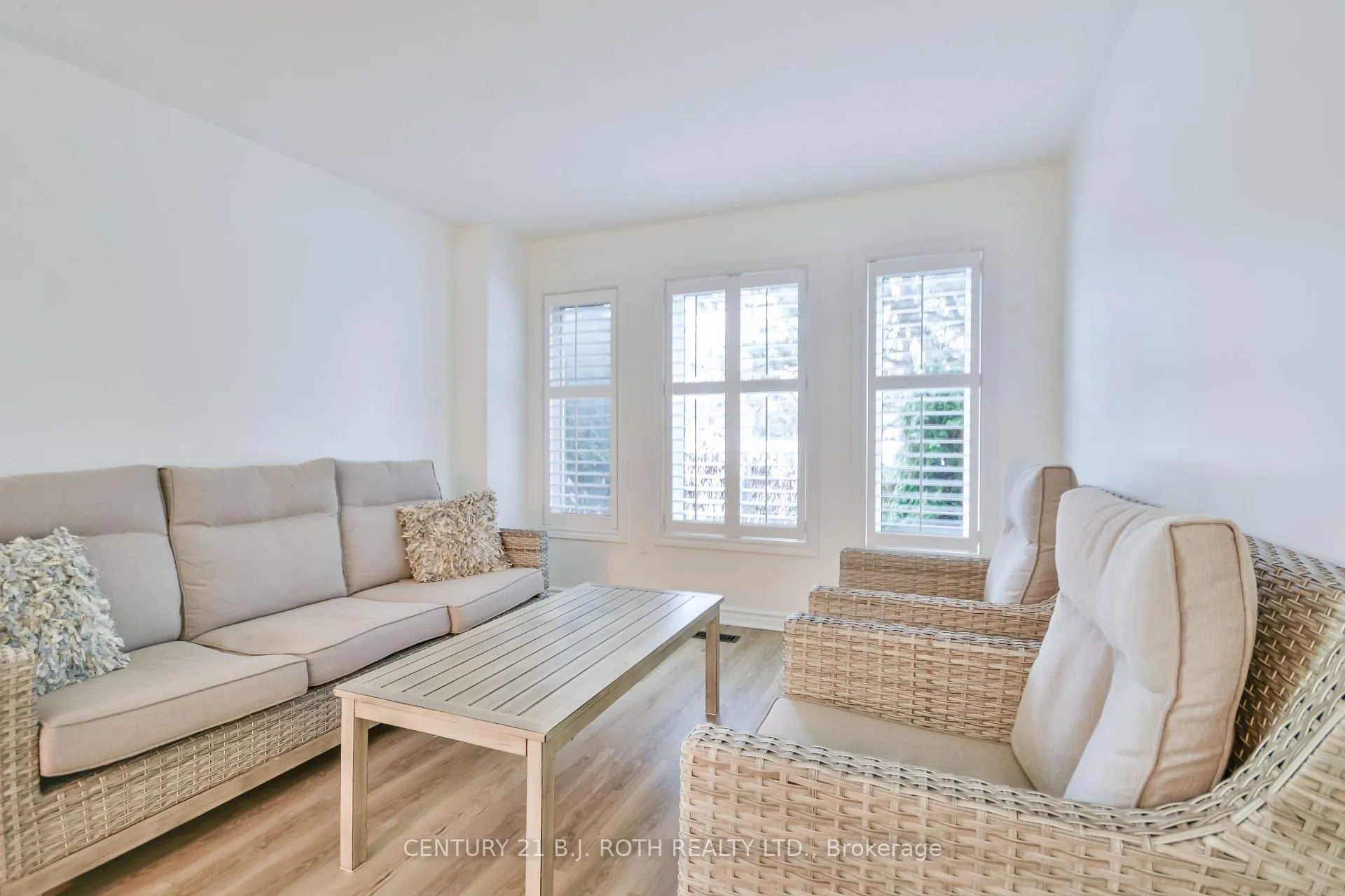 Photo 5 of 58 Brushwood Crescent, Barrie, Bayshore — HOMEH