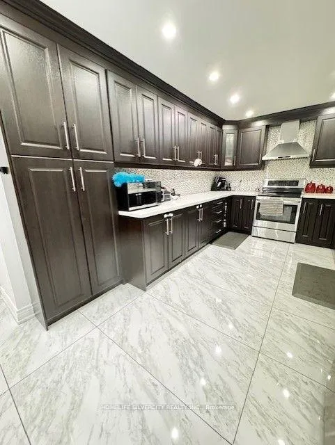 Photo 5 of 32 Oaklea Boulevard, Brampton, Fletcher's Creek South — HOMEH