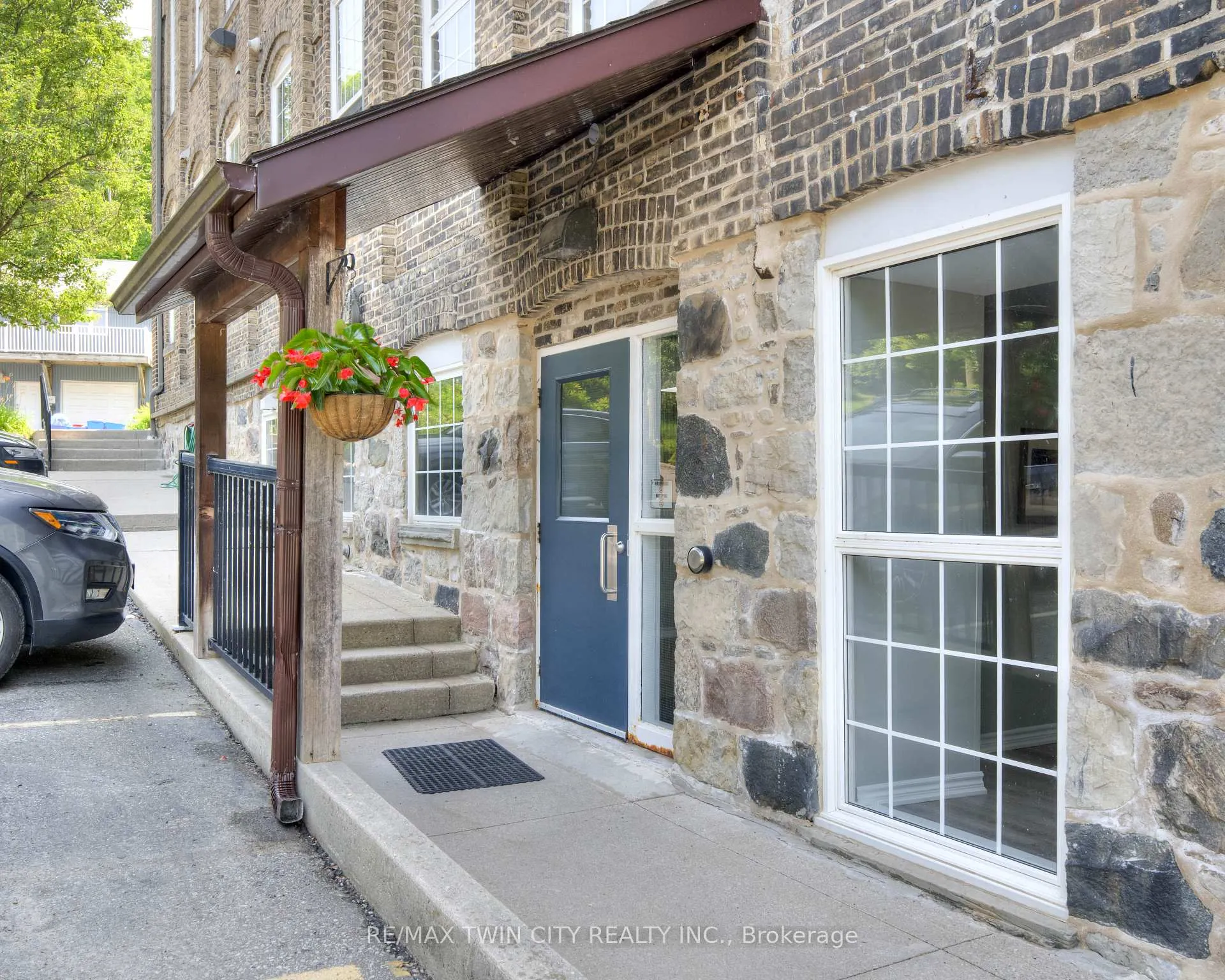 Photo 2 of Unit 404, 140 West River Street, Brant, Paris — HOMEH