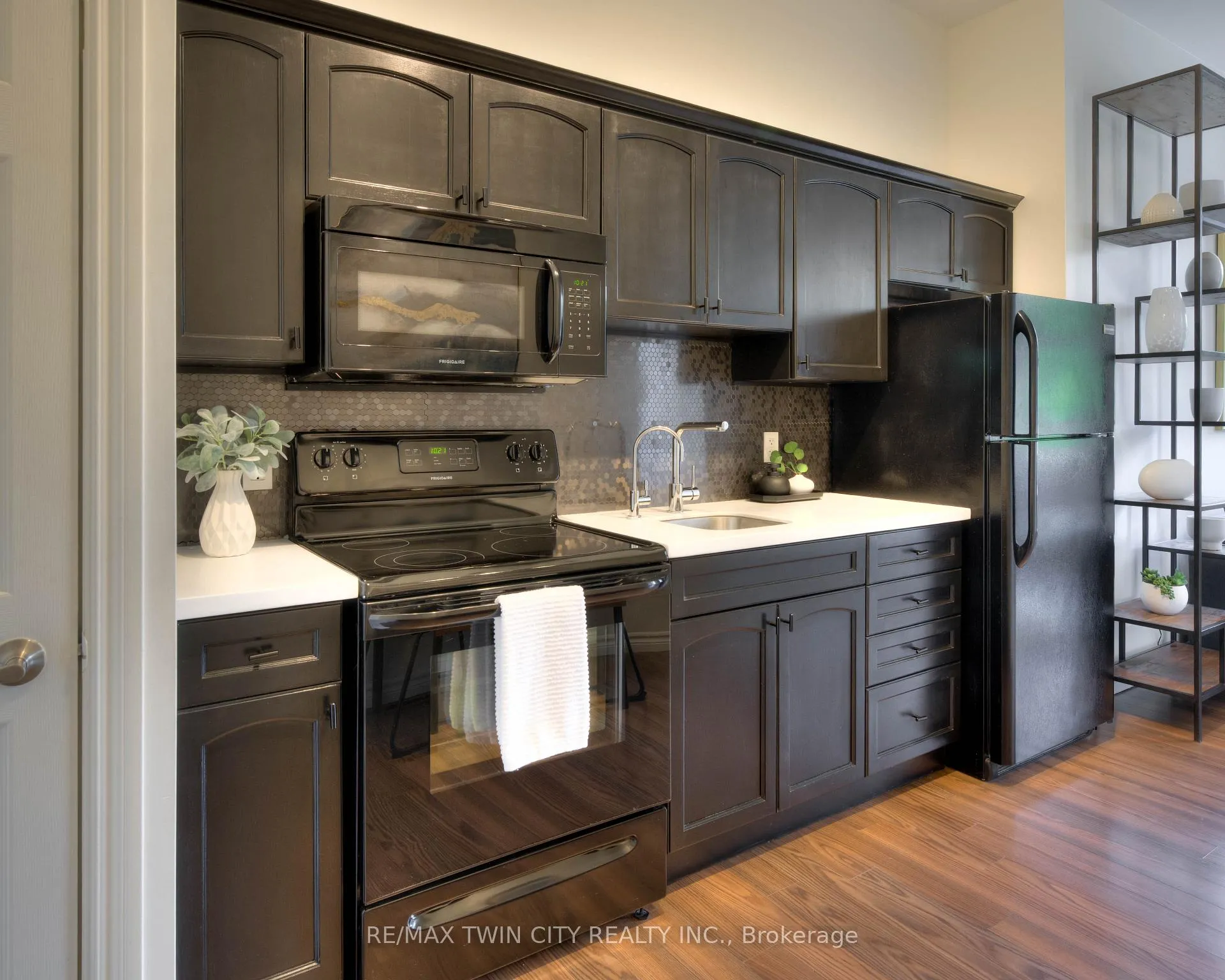 Photo 4 of Unit 404, 140 West River Street, Brant, Paris — HOMEH