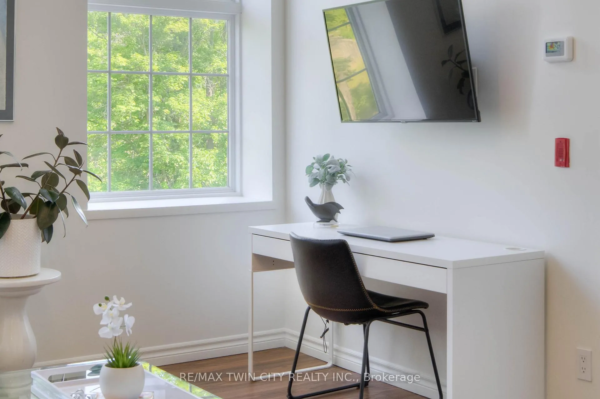 Photo 8 of Unit 404, 140 West River Street, Brant, Paris — HOMEH