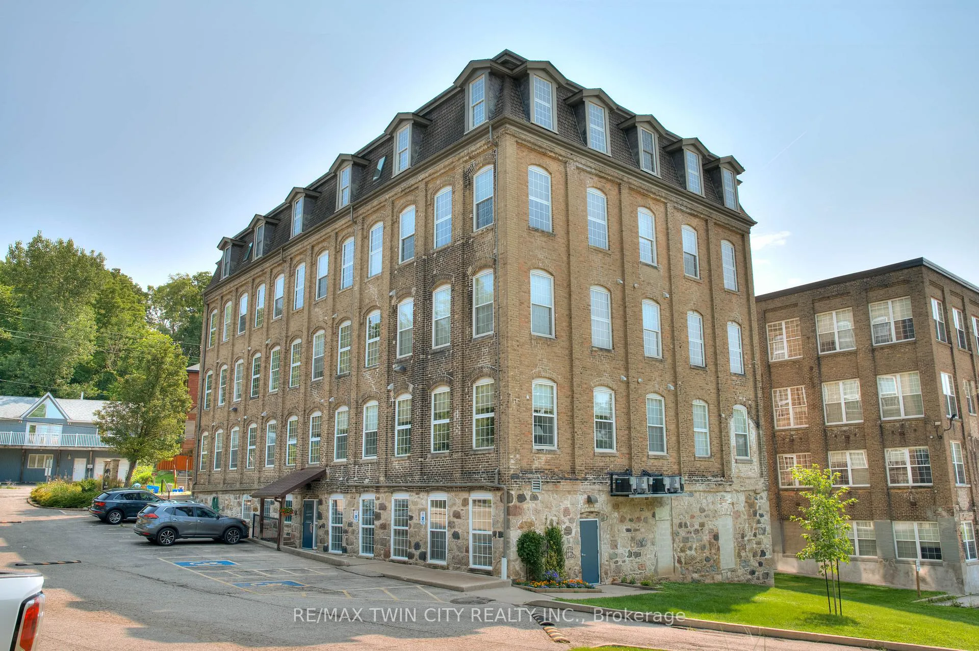 Photo 17 of Unit 404, 140 West River Street, Brant, Paris — HOMEH