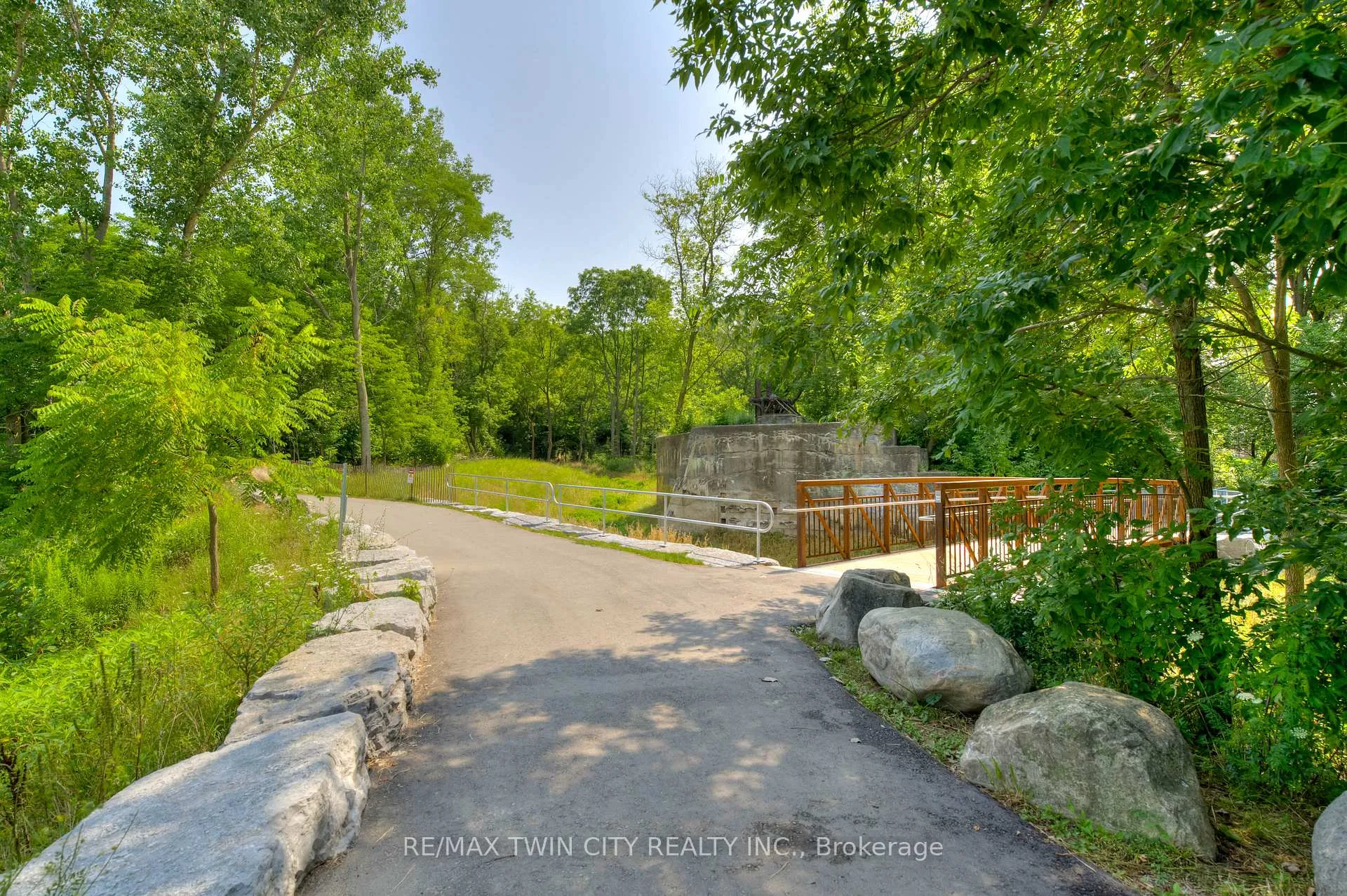 Photo 25 of Unit 404, 140 West River Street, Brant, Paris — HOMEH
