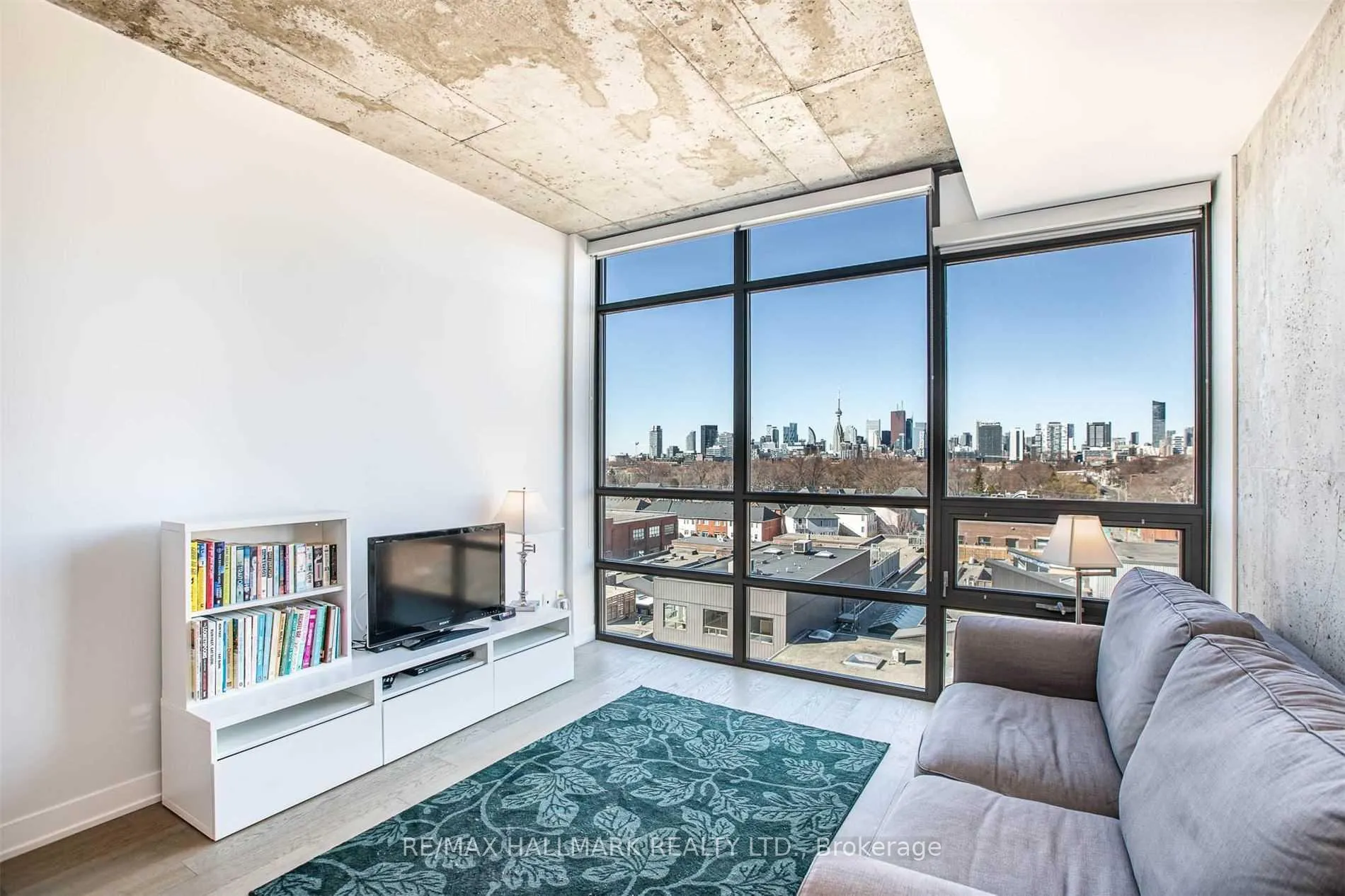 Front of Unit 805, 319 Carlaw Avenue