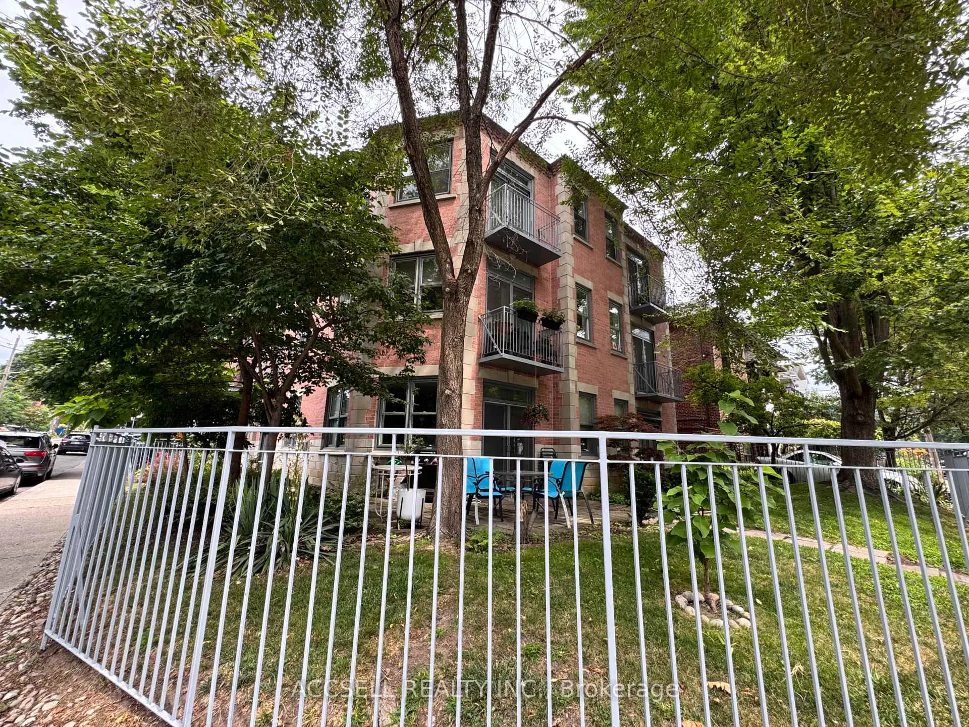 Photo 3 of Unit 302, 15 Glen Manor Drive, Toronto, The Beaches — HOMEH