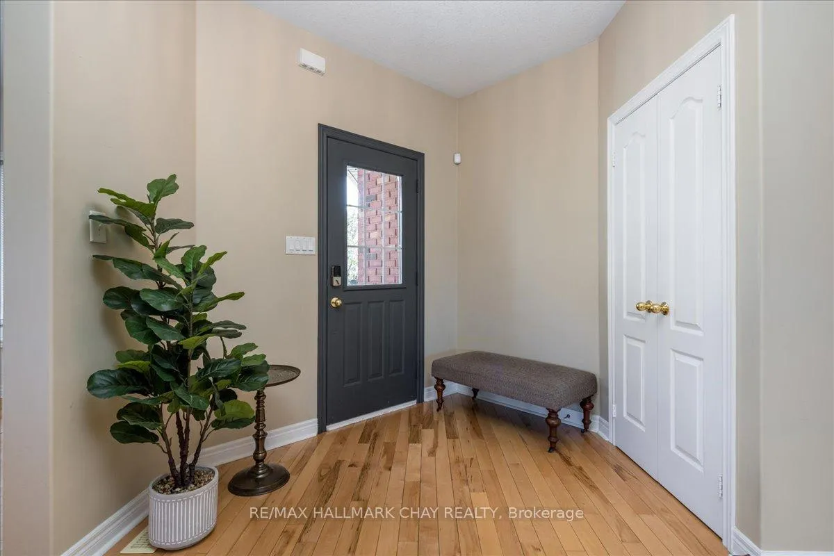 Photo 3 of 11 Sovereign's Gate, Barrie, Innis-Shore — HOMEH