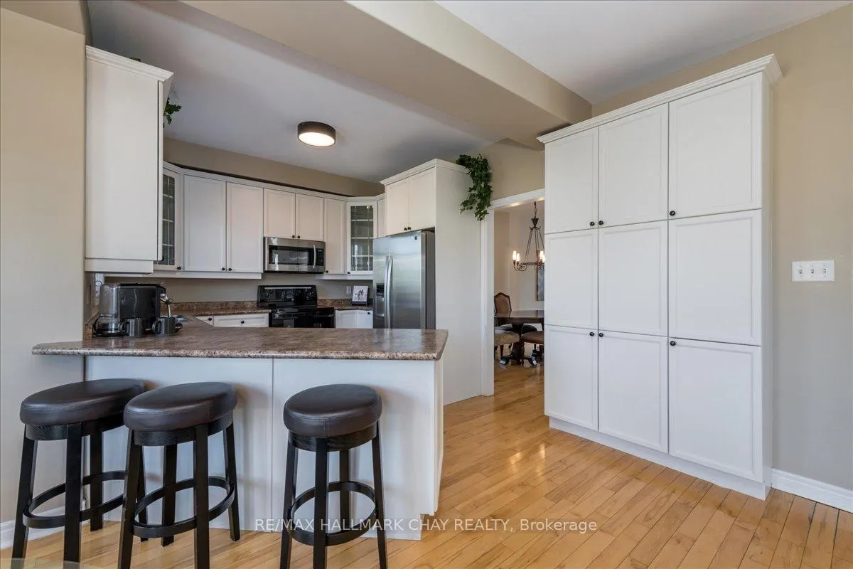 Photo 6 of 11 Sovereign's Gate, Barrie, Innis-Shore — HOMEH