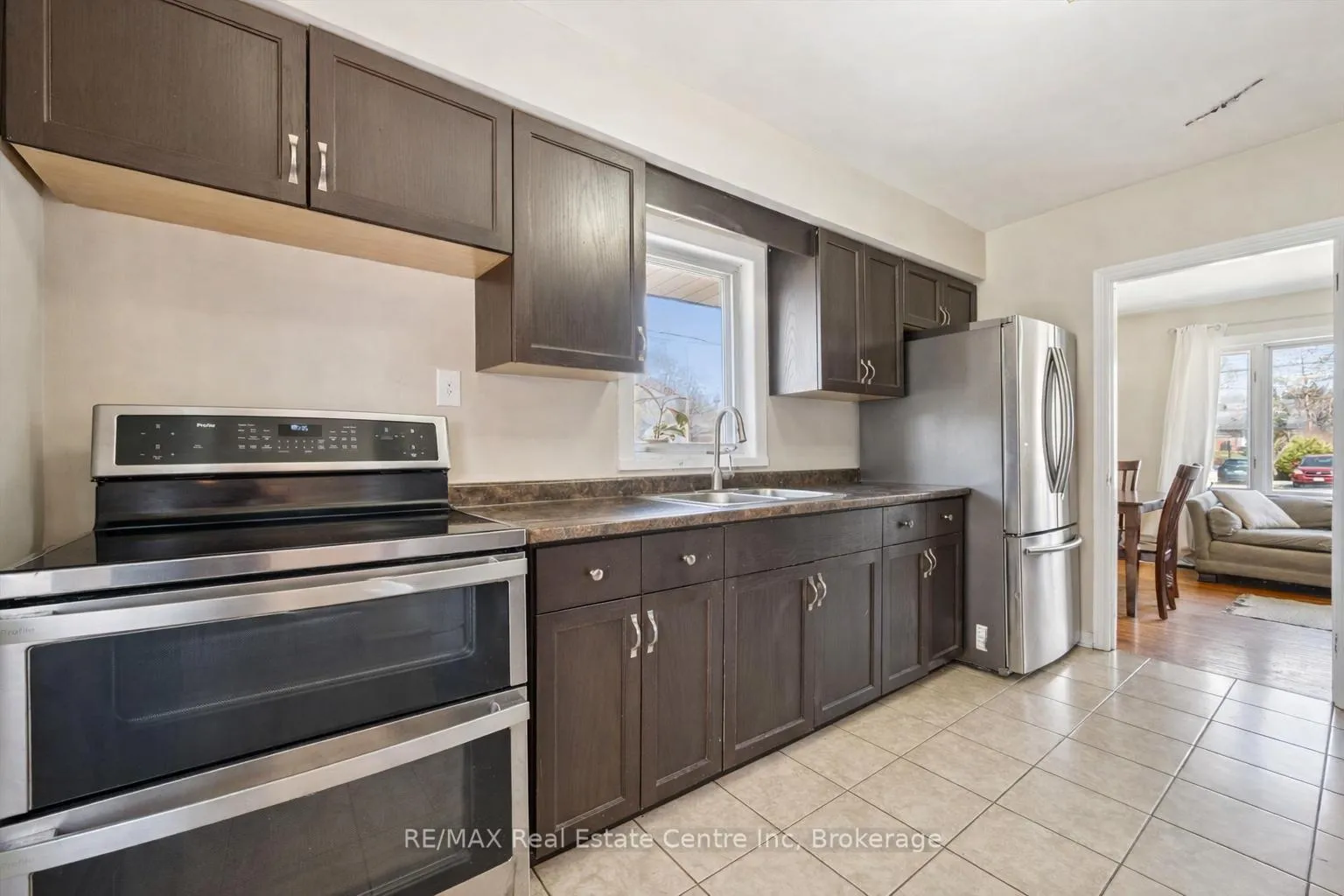 Photo 4 of 58 Vancouver Drive, Guelph, St. George's — HOMEH