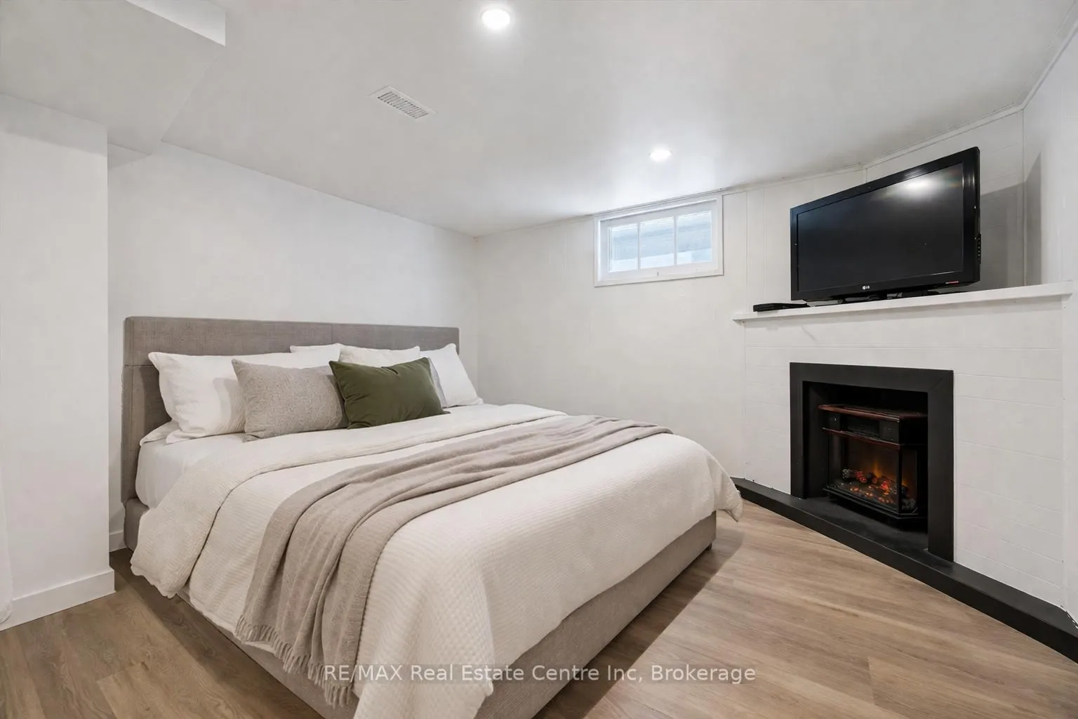 Photo 9 of 58 Vancouver Drive, Guelph, St. George's — HOMEH