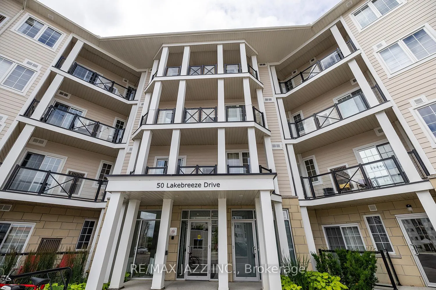 Front of Unit 401, 50 Lakebreeze Drive