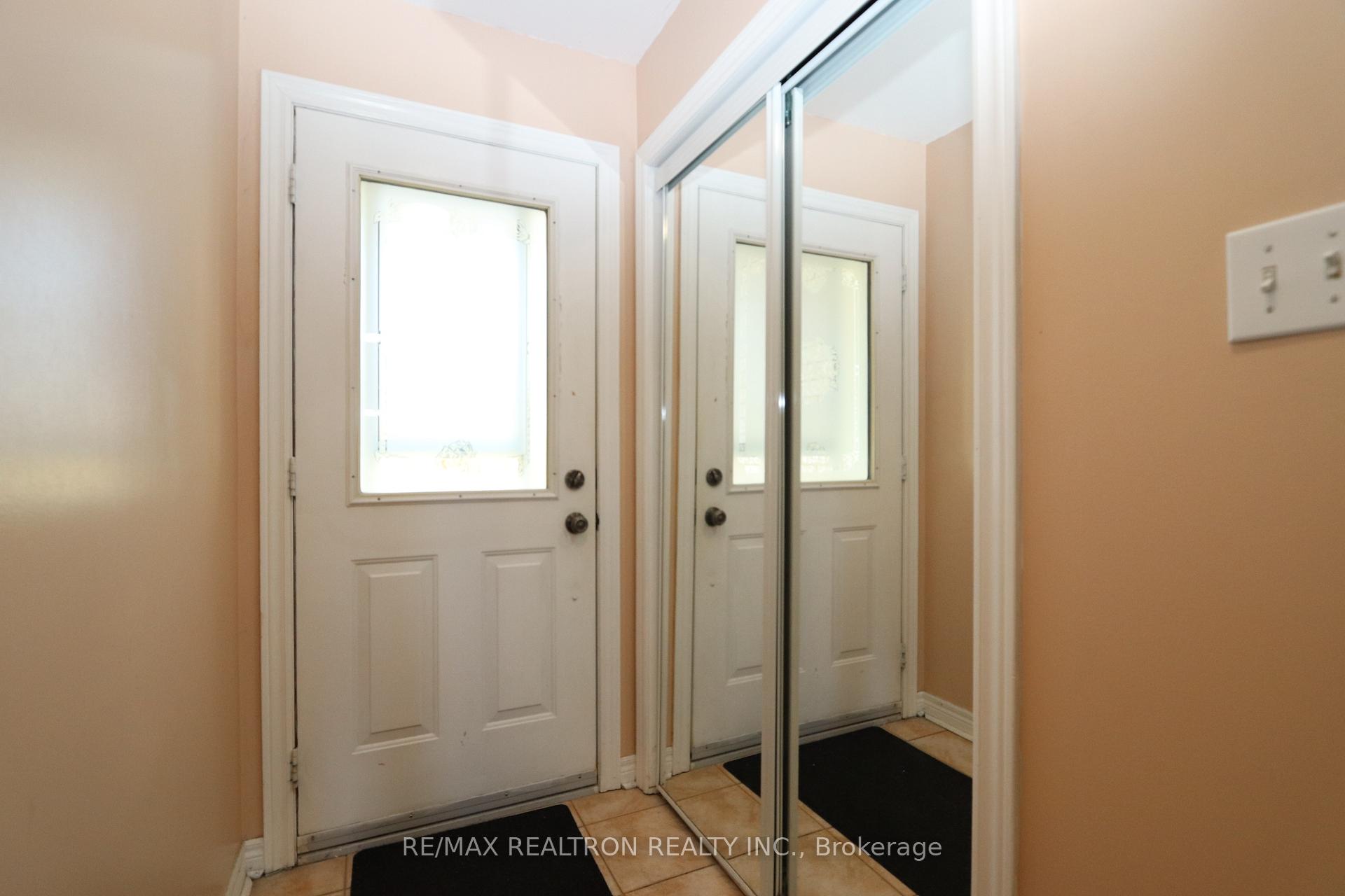Photo 2 of 41 Lancaster Court, Georgina, Keswick South — HOMEH