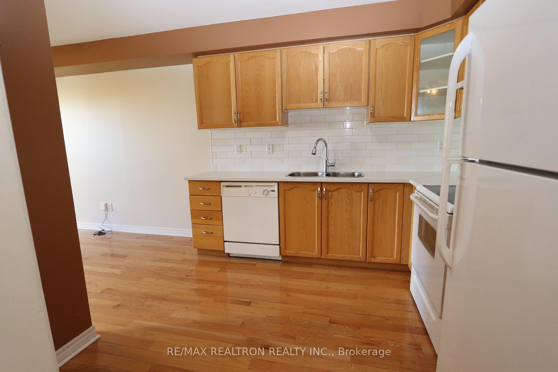 Photo 4 of 41 Lancaster Court, Georgina, Keswick South — HOMEH
