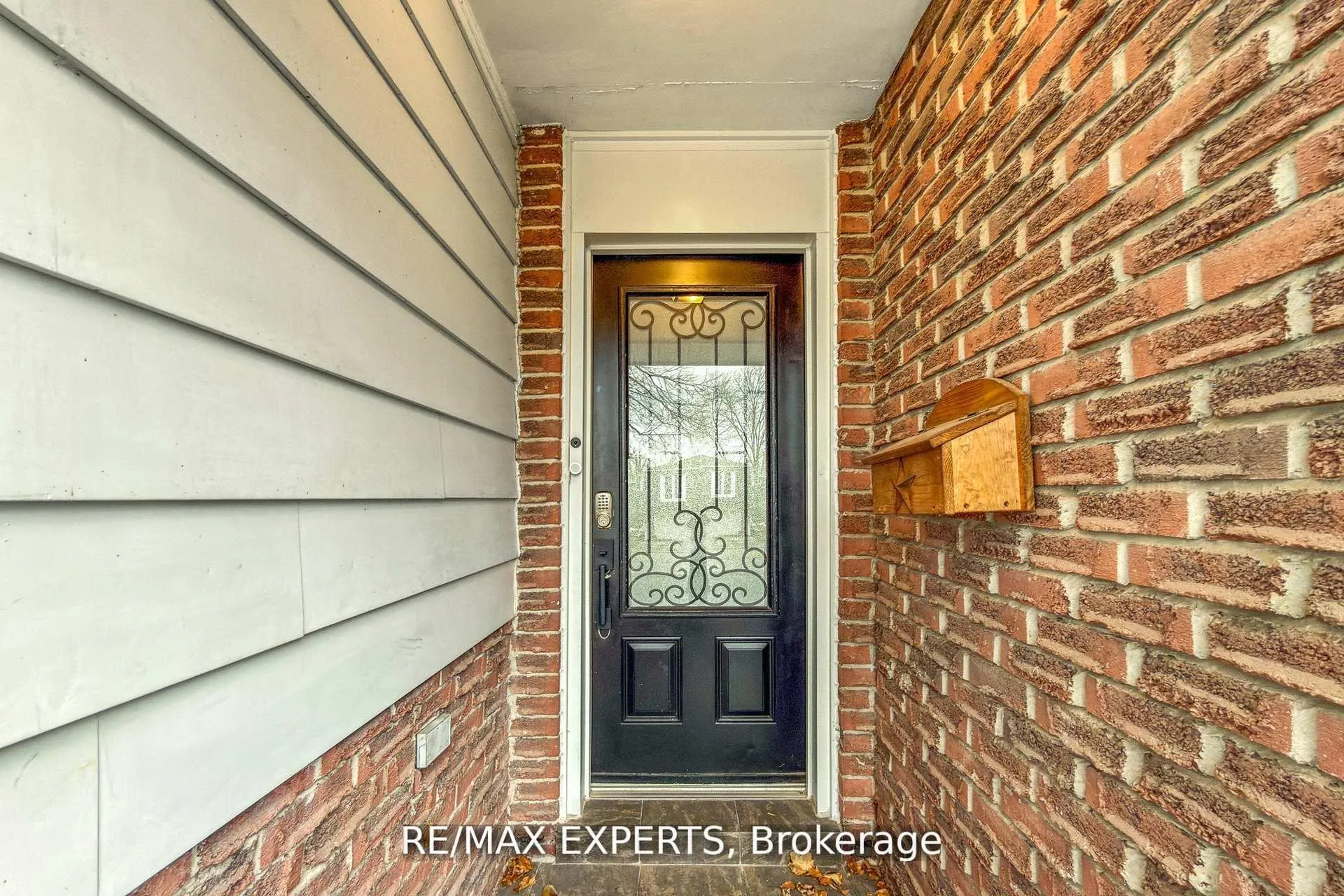 Photo 2 of 4323 Forsyth Boulevard, Burlington, Shoreacres — HOMEH