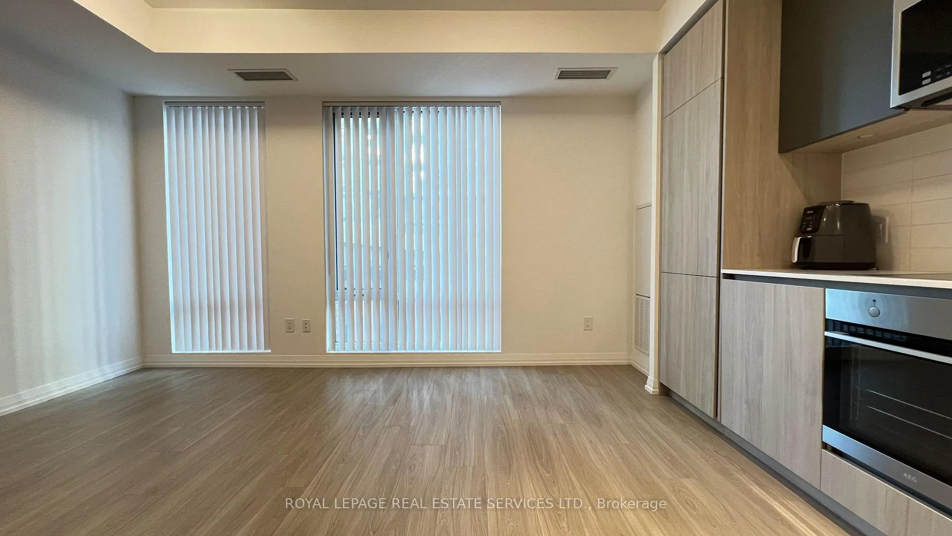 Photo 6 of Unit 806, 8 Widmer Street, Toronto, Waterfront Communities — HOMEH