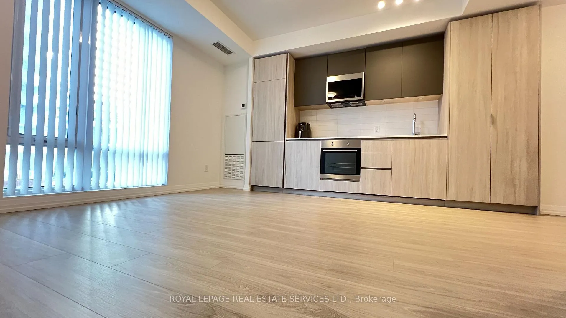 Photo 7 of Unit 806, 8 Widmer Street, Toronto, Waterfront Communities — HOMEH