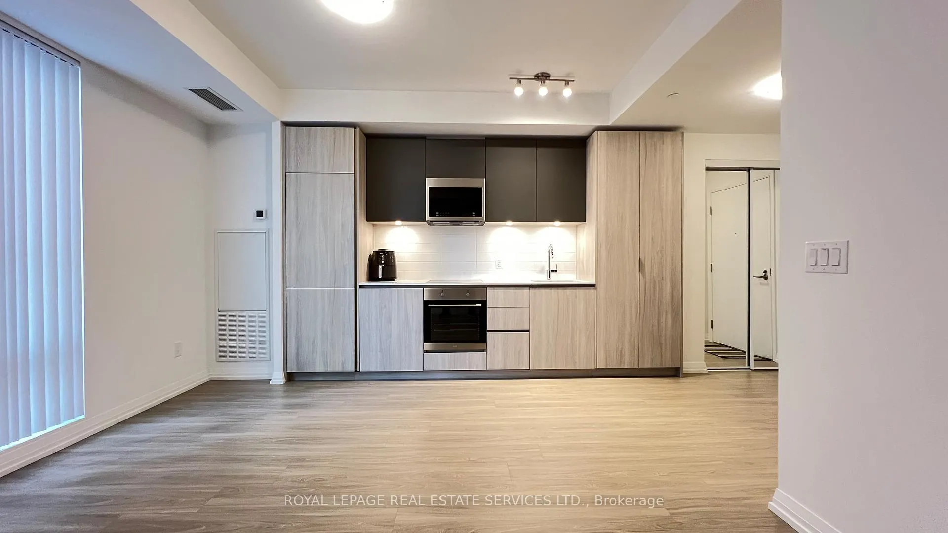 Photo 8 of Unit 806, 8 Widmer Street, Toronto, Waterfront Communities — HOMEH