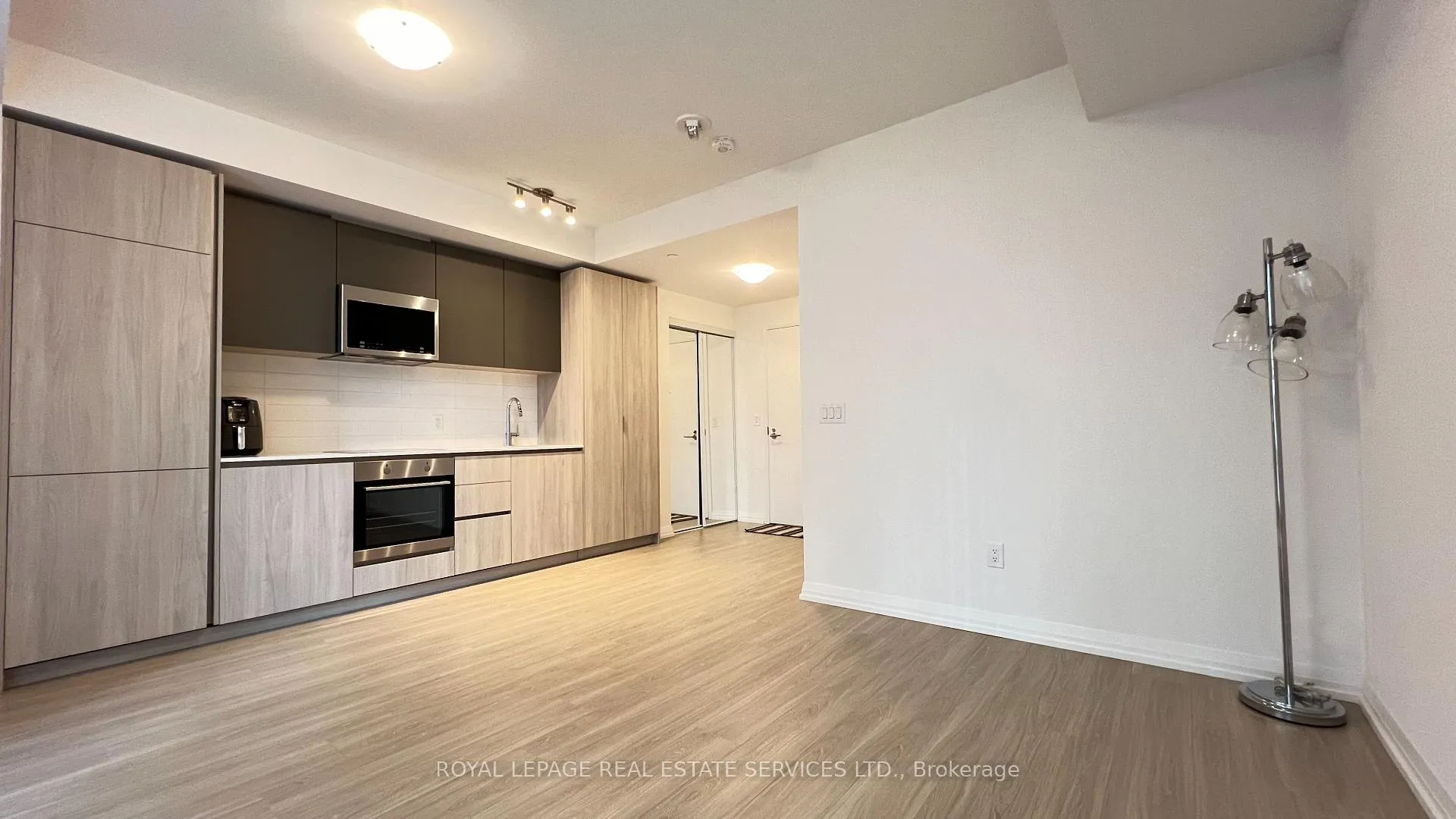 Photo 9 of Unit 806, 8 Widmer Street, Toronto, Waterfront Communities — HOMEH