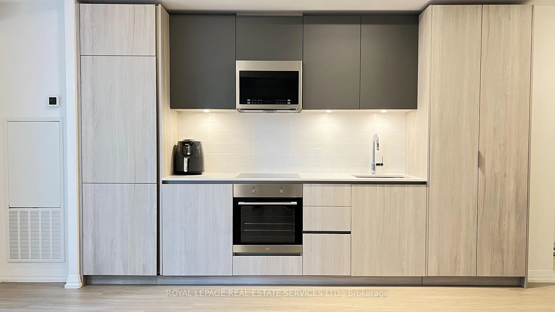 Photo 10 of Unit 806, 8 Widmer Street, Toronto, Waterfront Communities — HOMEH