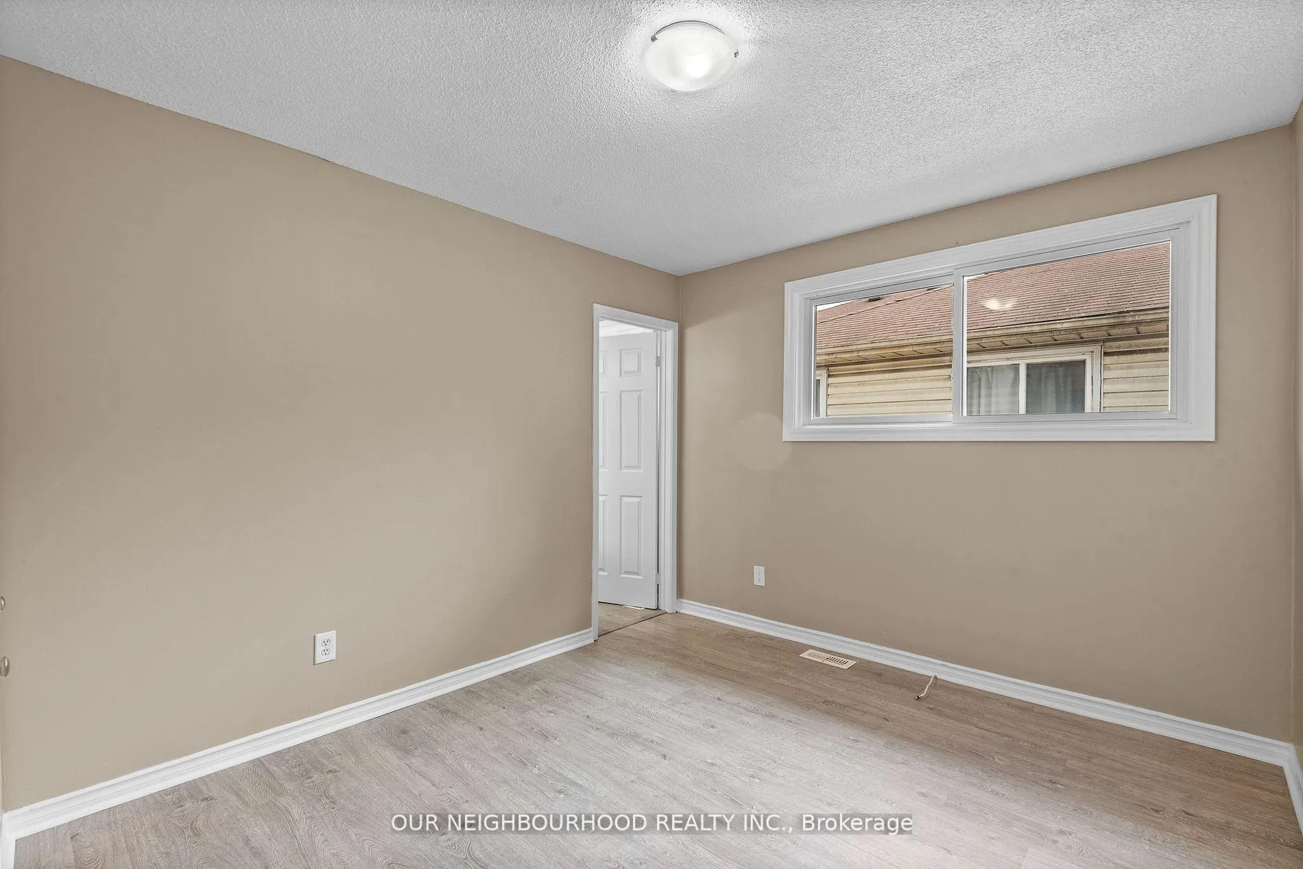 Photo 16 of 14 Lockhart Gate, Clarington, Bowmanville — HOMEH