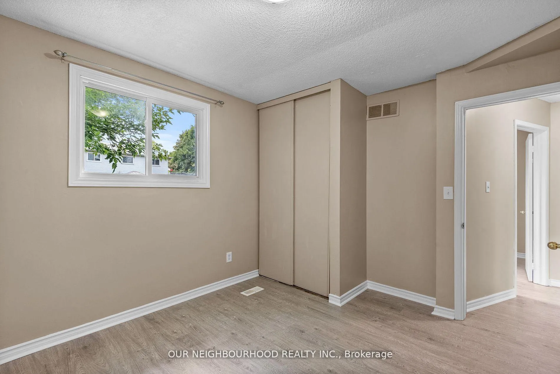 Photo 20 of 14 Lockhart Gate, Clarington, Bowmanville — HOMEH