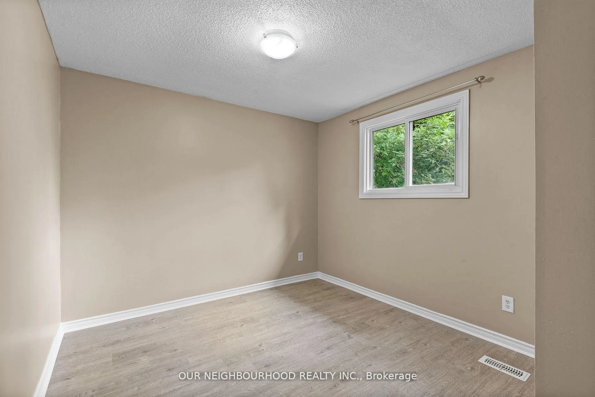 Photo 21 of 14 Lockhart Gate, Clarington, Bowmanville — HOMEH